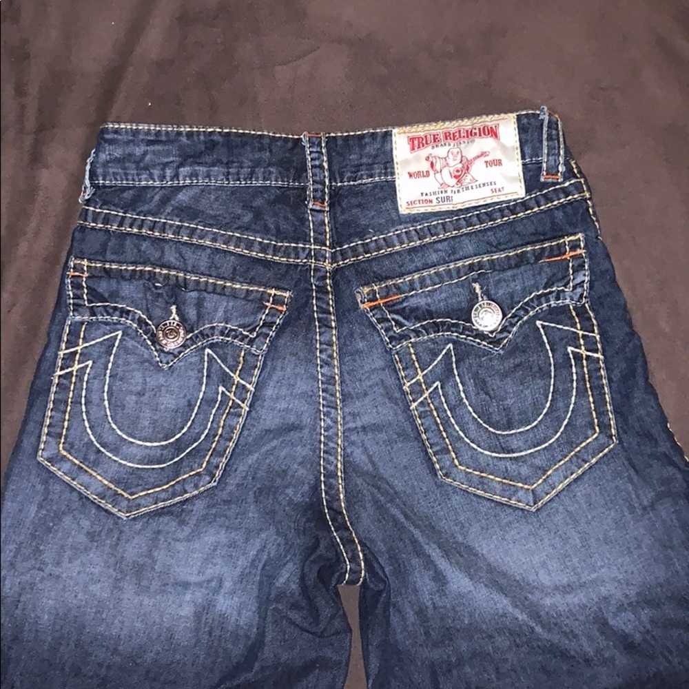 PRE-OWNED MEN’S TRUE RELIGION JEAN SHORTS.